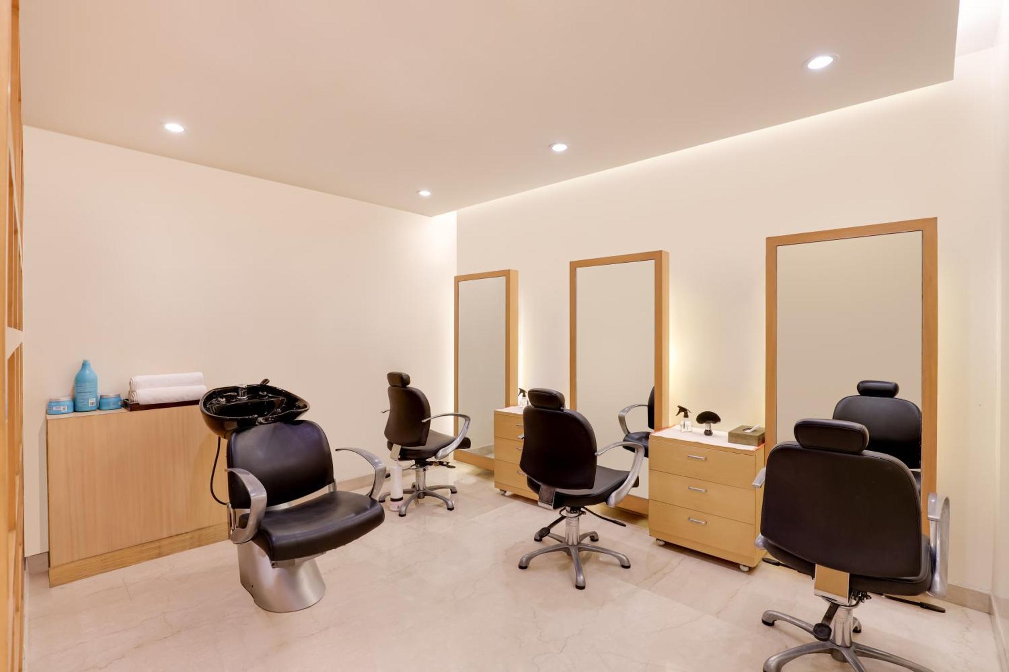 Lemon Tree Premier, Delhi Airport Hotel Nova Deli Exterior foto A hair salon in the United States